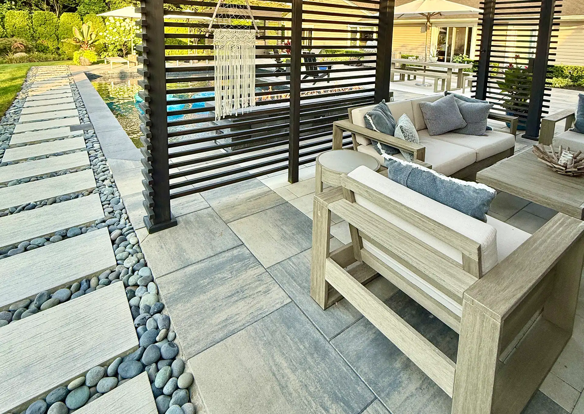 Überdachte Terrasse mit großformatigen grauen Keramikplatten